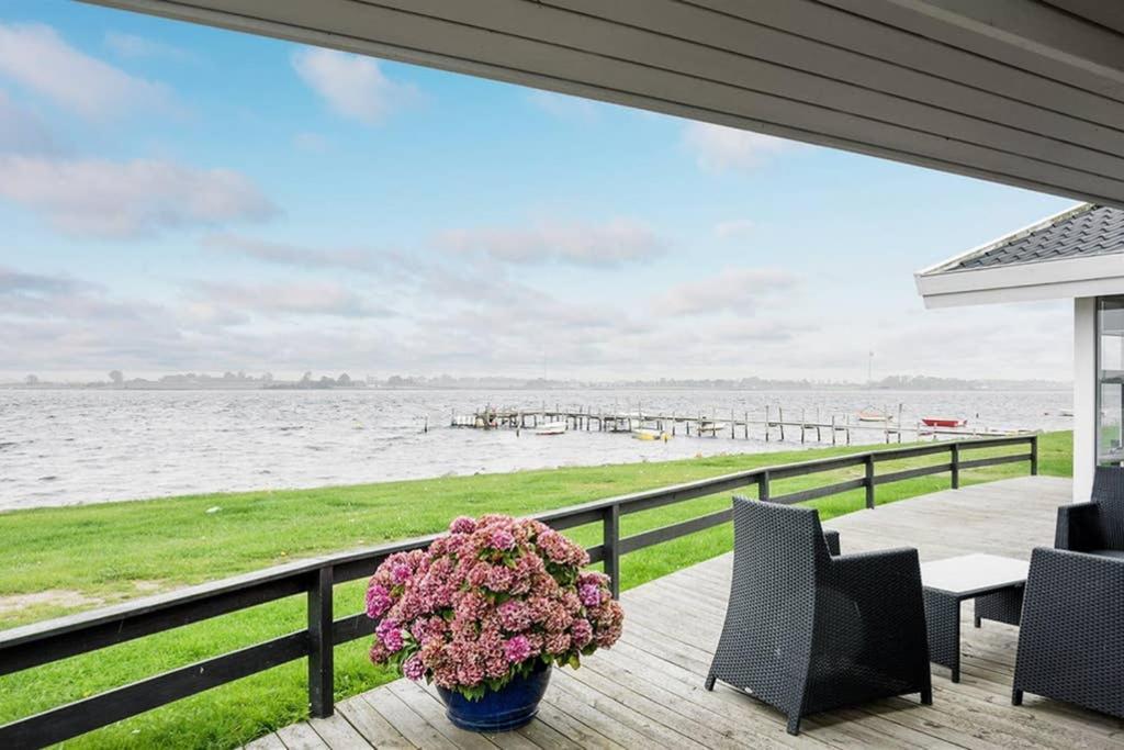 Eksklusiv Sommerhus Beliggende I Vandkanten Munkebo Exterior foto